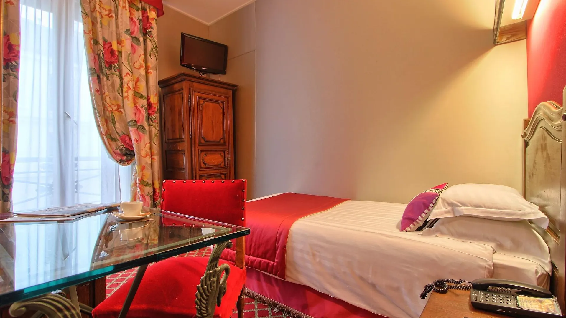 ***  Hotel Des Marronniers Paris France