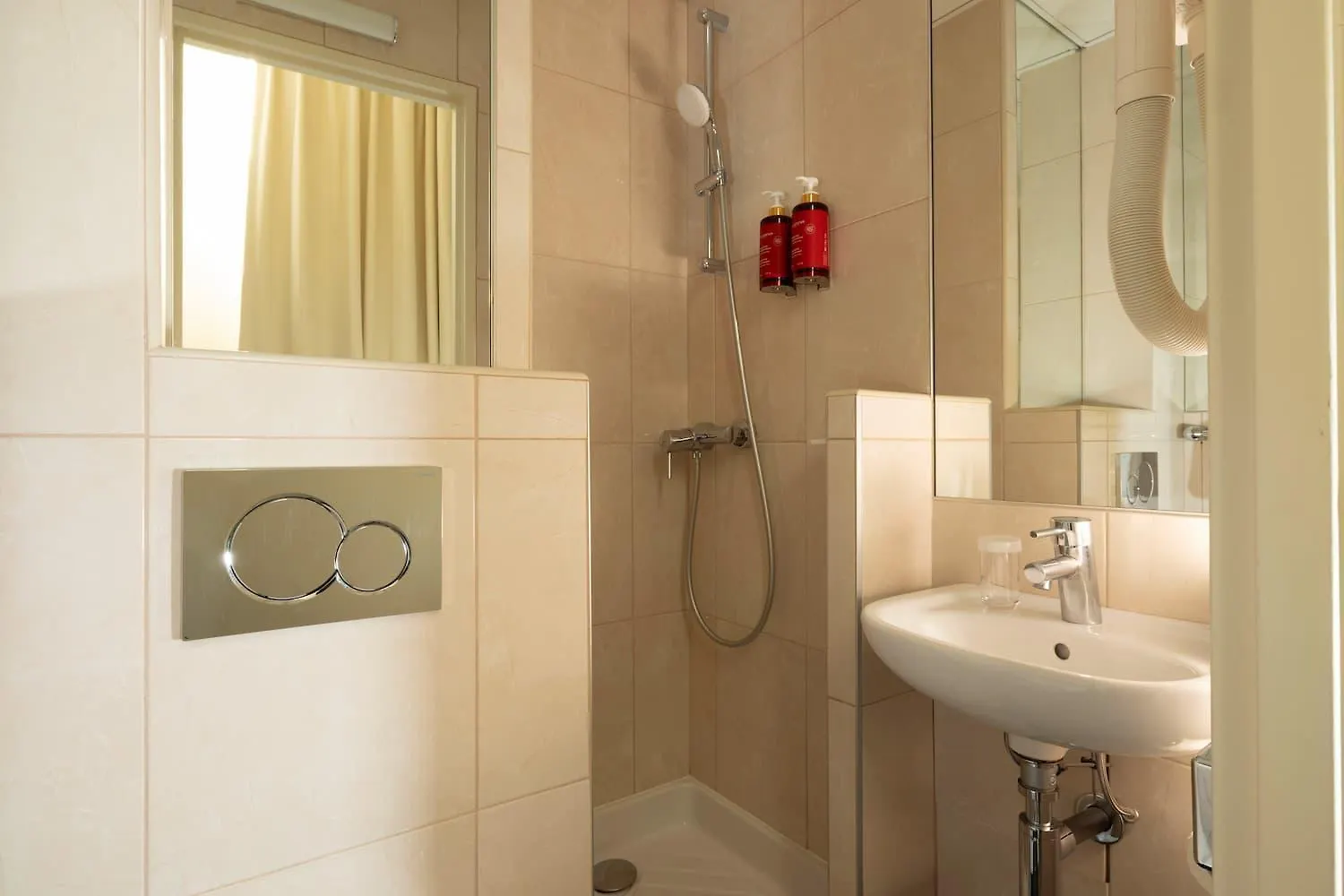 ***  Hotel Des Marronniers Paris France